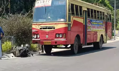 കെഎസ്ആര്‍ടിസി ബസ് സ്‌കൂട്ടറിലിടിച്ച് അപകടം; തപാല്‍ ജീവനക്കാരന് ഗുരുതര പരിക്ക്; ആശുപത്രിയിൽ പ്രവേശിപ്പിച്ചു; സംഭവം ഇടുക്കിയിൽ