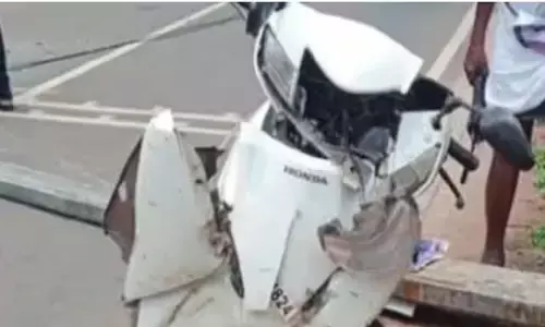 ബസിനെ ഓവർടേക്ക് ചെയ്യാൻ ശ്രമിക്കുന്നതിനിടെ അപകടം; സ്കൂട്ടറിന്റെ നിയന്ത്രണം തെറ്റി പോസ്റ്റിൽ ഇടിച്ചുകയറി;ഇടിശബ്ദത്തിൽ നാട്ടുകാർ ഓടിയെത്തി; രണ്ട് പേർക്ക് പരിക്ക്; ആശുപത്രിയിലേക്ക് മാറ്റി