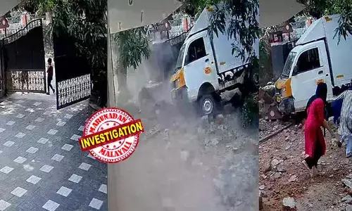 ഗേറ്റിന് സമീപം കളിക്കുന്ന കുഞ്ഞുമക്കള്‍; ഗേറ്റും മതിലും തകര്‍ത്ത് വീട്ടിലേക്ക് ഇടിച്ച് കയറി പിക്കപ്പ് വാന്‍; കുഞ്ഞുങ്ങള്‍ രക്ഷപ്പെട്ടത് തലനാരിഴയ്ക്ക്; വാണിയമ്പലത്തെ അപകടത്തിന്റെ സിസിടിവി ദൃശ്യങ്ങള്‍ പുറത്ത്