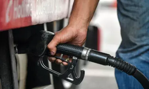 ടാങ്കർ ലോറിയുടെ വരവിൽ പന്തികേട്; പിടിച്ചുനിർത്തി പരിശോധിച്ചു; 6000 ലിറ്റർ വ്യാജ ഡീസൽ പിടിച്ചെടുത്തു; ഒരാൾ കസ്റ്റഡിയിൽ; സംഭവം ബേപ്പൂർ ഹാർബറിൽ