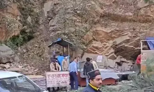 ഹിമാചലിലെ കുളുവില്‍ മണ്ണിടിച്ചില്‍; മരങ്ങള്‍ കടപുഴകി വാഹനങ്ങള്‍ക്ക് മേലെ വീണു; ആറു മരണം; മരിച്ചവരില്‍ വിനോദസഞ്ചാരികളും