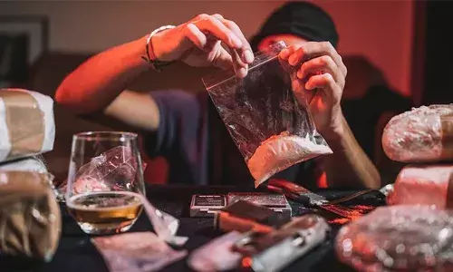 2.08 ഗ്രാം എംഡിഎംഎയുമായി അസിസ്റ്റന്റ് ഡയറക്ടര്‍ പിടിയില്‍; പരിശോധന രഹസ്യ വിവരത്തിന്റെ അടിസ്ഥാനത്തില്‍; പ്രതിയെ ഓടിച്ചിട്ട് പിടികൂടി പോലീസ്