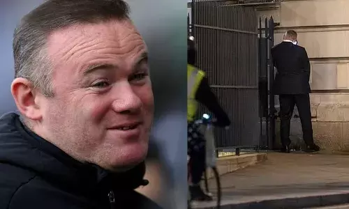 അടിച്ചു കിന്റായി പബ്ബില്‍ നിന്നിറങ്ങിയ മുന്‍ ഇംഗ്ലീഷ് ഫുട്ബാള്‍ തരാം വെയിന്‍ റൂണി വഴിയില്‍ നിന്ന് മുള്ളി; ചിത്രം പകര്‍ത്തി പാപ്പരാസികള്‍; കാത്തിരിക്കുന്നത് കൂറ്റന്‍ പിഴ