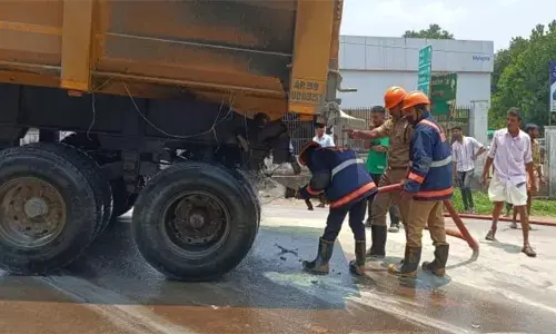 ലോഡ് എടുക്കാന്‍ വന്ന കൂറ്റന്‍ ട്രെയിലറിന്റെ ടയര്‍ വലിയ ശബ്ദത്തോടെ പൊട്ടിത്തെറിച്ചു തീ പിടിച്ചു:വന്‍ അഗ്‌നിബാധ പെട്രോള്‍ പമ്പിന് മുന്നില്‍: തലനാരിഴയ്ക്ക് അപകടം ഒഴിവായി