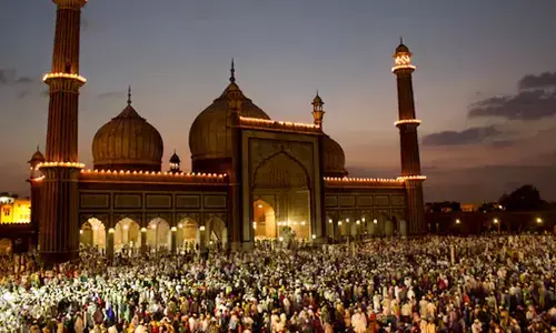 സഹനത്തിന്റെയും ത്യാഗത്തിന്റെയും വ്രതകാലത്തിന് വിരാമമിട്ട് മൈത്രിയുടെ ചെറിയ പെരുന്നാള്‍; പുതിയ വസ്ത്രങ്ങളണിഞ്ഞും ഈദ് ഗാഹുകളില്‍ പങ്കെടുത്തും മധുരം പങ്കിട്ടും സൗഹൃദങ്ങള്‍ പുതുക്കിയും കൊണ്ടാടി വിശ്വാസികള്‍; ലഹരി വിമുക്ത നാടിനായി പ്രതിജ്ഞയും