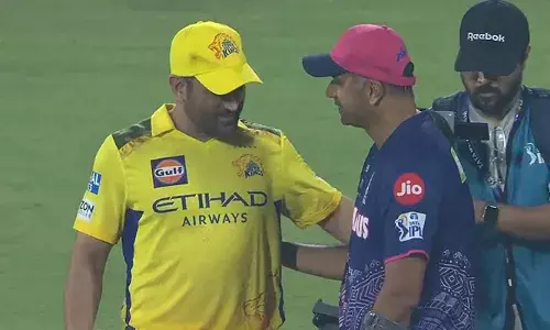 ധോണിയുടെ അരങ്ങേറ്റ നാളുകളിലെ ഇതിഹാസ താരം;  ക്രച്ചസില്‍ ഗ്രൗണ്ടിലെത്തിയ രാഹുല്‍ ദ്രാവിഡിന്റെ അടുത്തേക്ക് ചെന്നൈയുടെ യുവതാരങ്ങളെ വിളിച്ചുവരുത്തി പരിചയപ്പെടുത്തി എം എസ് ധോണി; ദൃശ്യങ്ങള്‍ സാമൂഹ്യ മാധ്യമങ്ങളില്‍