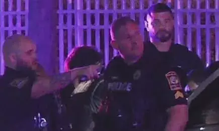 ട്രാന്സിറ്റ് ബസില് വാക്കുതര്ക്കം ഡ്രൈവര് രണ്ട് യാത്രക്കാരെ വെടിവച്ചുകൊന്നു ട്രാന്സിറ്റ് ബസില് വാക്കുതര്ക്കം ഡ്രൈവര് രണ്ട് യാത്രക്കാരെ വെടിവച്ചുകൊന്നു