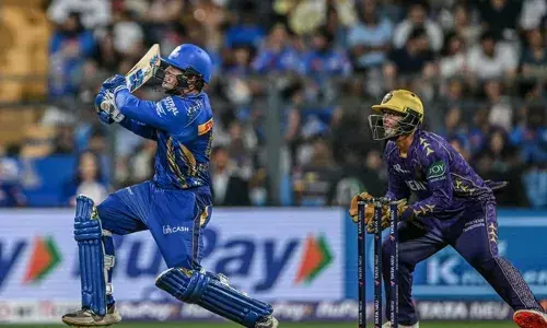 അരങ്ങേറ്റത്തില്‍ ഞെട്ടിച്ച് അശ്വനികുമാര്‍;  അര്‍ധ സെഞ്ചുറിയുമായി വരവറിയിച്ച് റിക്കെല്‍ട്ടനും;  ബാറ്റിംഗ് വെടിക്കെട്ടുമായി സൂര്യകുമാറും; കൊല്‍ക്കത്തയെ അനായാസം കീഴടക്കി മുംബൈ; 43 പന്ത് ശേഷിക്കെ എട്ട് വിക്കറ്റ് ജയം