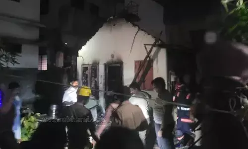 മരടില്‍ ഗ്യാസ് സിലിണ്ടര്‍ പൊട്ടിത്തെറിച്ച് വീട് കത്തിനശിച്ചു; വന്‍ അപകടം ഒഴിവായത് വീടിനകത്ത് ആരും ഇല്ലാതിരുന്നതിനാല്‍