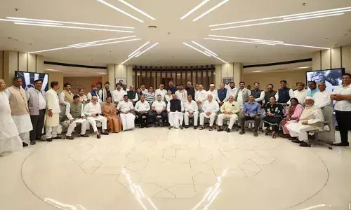 വഖഫ് നിയമഭേദഗതി ബില്‍ നാളെ ലോക്‌സഭയില്‍; ഒറ്റക്കെട്ടായി എതിര്‍ക്കാന്‍ തീരുമാനിച്ച് ഇന്ത്യ സഖ്യം; ചര്‍ച്ചയില്‍ ഇന്ത്യ സഖ്യ കക്ഷികള്‍ പങ്കെടുക്കും; മധുര പാര്‍ട്ടി കോണ്‍ഗ്രസ് തിരക്കിനിടയിലും ചര്‍ച്ചയില്‍ പങ്കാളികളാകാന്‍ സിപിഎം എംപിമാര്‍; അംഗങ്ങള്‍ക്ക് വിപ് നല്‍കി ടിഡിപിയും ജെഡിയുവും; ബില്ലിനെ എതിര്‍ക്കണമെന്ന് അഭ്യര്‍ഥിച്ച് മുസ്ലീ വ്യക്തി നിയമ ബോര്‍ഡ്