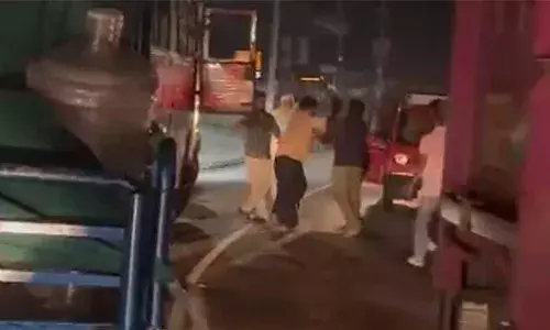 ഗതാഗതം തടസ്സപ്പെടുത്തി പാര്‍ക്ക് ചെയ്തിരുന്ന കാര്‍ മാറ്റാന്‍ ആവശ്യപ്പെട്ടു; സ്വകാര്യ ബസ് ഡ്രൈവര്‍ക്ക് ഹെല്‍മെറ്റുകൊണ്ട് മര്‍ദ്ദനം; കേസെടുത്ത് പോലീസ്‌