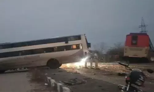 അമിത വേഗതയിൽ പാഞ്ഞെത്തി; സ്റ്റേറ്റ് ട്രാൻസ്‌പോർട്ട് ബസ് കാറുമായി കൂട്ടിയിടിച്ച് വൻ അപകടം; 5 പേർക്ക് ദാരുണാന്ത്യം; നിരവധി പേർക്ക് പരിക്ക്; ഇടിയുടെ ആഘാതത്തിൽ വാഹനങ്ങൾ മറിഞ്ഞു