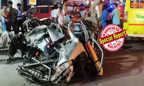 റെഡ് സിഗ്നൽ കണ്ട് വണ്ടി ചവിട്ടി; പിന്നിലൂടെ പാഞ്ഞെത്തിയ വാഹനത്തിന്റെ നിയന്ത്രണം നഷ്ടപ്പെട്ട് വൻ അപകടം; കാറിലേക്ക് ടിപ്പർ ലോറി ഇടിച്ചുക്കയറി; ഒരു വയസുകാരൻ ഉൾപ്പെടെ 3 പേർക്ക് ദാരുണാന്ത്യം;  നാലുപേർക്ക് പരിക്ക്; ഇടി ശബ്ദത്തിൽ നാട്ടുകാർ ഓടിയെത്തി; കാർ ഞെരിഞ്ഞമർന്നു; പോലീസ് അന്വേഷണം തുടങ്ങി