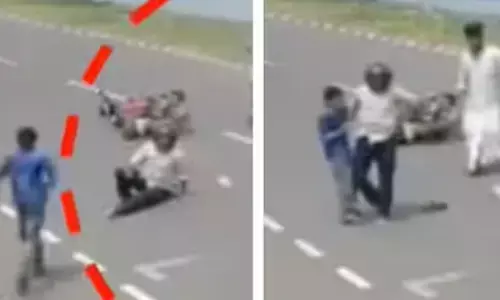 ഹെൽമെറ്റ് രക്ഷിച്ചു..; കുതിച്ചെത്തിയ കാർ ബൈക്കിലിടിച്ചു; റോഡിലേക്ക് തെറിച്ചുവീണ് യാത്രികന്‍; പിടിച്ചു എഴുന്നേൽപ്പിക്കാൻ ഓടിയെത്തി ചെറിയ കുട്ടി; ദൃശ്യങ്ങൾ പുറത്ത്; സംഭവം മലപ്പുറത്ത്