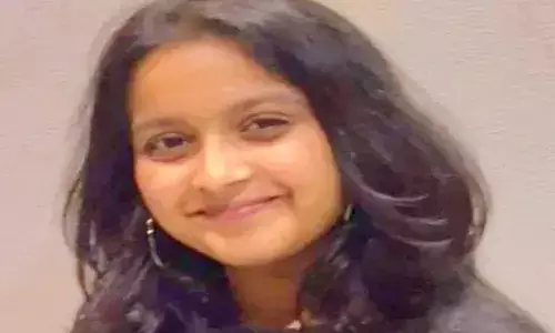 വീട്ടിൽ കൂട്ടുകാർ ചിൽ ചെയ്യാനെത്തി; ഫ്ലാറ്റിന്‍റെ പതിനാലാം നിലയിൽ പോയിരുന്ന് വൈബ്; പിന്നാലെ യുവതി താഴേക്ക് ചാടി ജീവനൊടുക്കി; പ്രണയനൈരാശ്യത്തിൽ ആയിരുന്നുവെന്ന് ബന്ധുക്കൾ