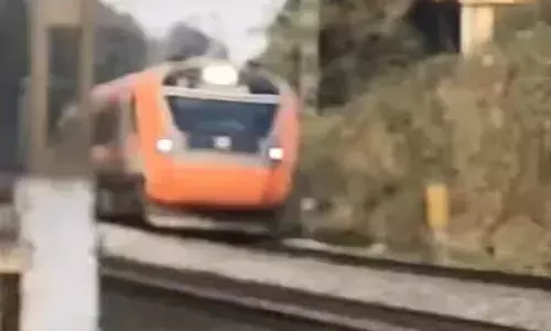 ട്രാക്കിലൂടെ കുതിച്ചെത്തി വന്ദേഭാരത്; ക്രോസിംഗിലെ ട്രാക്കിൽ കുടുങ്ങി ബസ്; ഡ്രൈവറുടെ ഇടപെടൽ രക്ഷയായി; ഒഴിവായത് വൻ ദുരന്തം; സംഭവം ബംഗളൂരുവിൽ