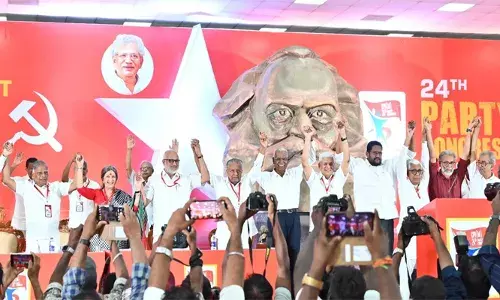 മാസപ്പടി കേസില്‍ പാര്‍ട്ടിക്ക് ഒരുപ്രശ്‌നവുമില്ലെന്നും രാഷ്ട്രീയമായി നേരിടുമെന്നും എം വി ഗോവിന്ദന്‍; പിണറായിയെ ലക്ഷ്യമിട്ടുള്ള നീക്കമെന്ന് എം എ ബേബി; ഉള്ളി തോല് പൊളിച്ചത് പോലെയാകും കേസെന്ന് എ കെ ബാലന്‍; രാജി ആവശ്യം അപക്വമെന്നും സിപിഎം നേതാക്കള്‍