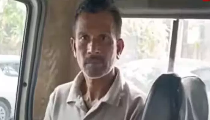 പത്താം ക്ലാസുകാരിക്ക് കടുത്ത വയറുവേദന; ആശുപത്രിയിലെത്തിച്ച് പരിശോധിച്ചപ്പോള് പെണ്കുട്ടി ഗര്ഭിണി എന്ന് ഡോക്ടര്മാര്: എറണാകുളത്ത് പ്രായപൂര്ത്തിയാകാത്ത പെണ്കുട്ടിയെ പീഡിപ്പിച്ച മധ്യവയസ്കന് അറസ്റ്റില് പത്താം ക്ലാസുകാരിക്ക് കടുത്ത വയറുവേദന; ആശുപത്രിയിലെത്തിച്ച് പരിശോധിച്ചപ്പോള് പെണ്കുട്ടി ഗര്ഭിണി എന്ന് ഡോക്ടര്മാര്: എറണാകുളത്ത് പ്രായപൂര്ത്തിയാകാത്ത പെണ്കുട്ടിയെ പീഡിപ്പിച്ച മധ്യവയസ്കന് അറസ്റ്റില്