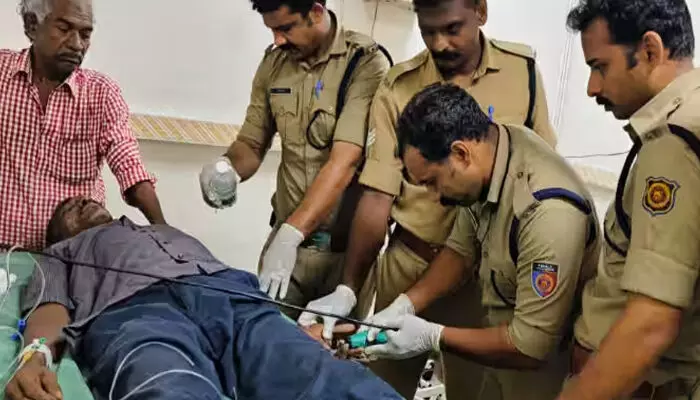 വര്‍ഷങ്ങളായി വിരലില്‍ കിടന്ന മോതിരം വണ്ണം വെച്ചതോടെ കുടുങ്ങി; വിരല്‍ മുറിച്ച് മാറ്റേണ്ടി വരുമെന്ന് ഡോക്ടര്‍മാര്‍: രക്ഷയ്‌ക്കെത്തി ഫയര്‍ഫോഴ്‌സ്