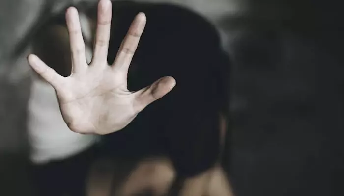 ഇരുപതുകാരന് പീഡിപ്പിച്ച വിവരം പറയുന്നതിനിടെ മുമ്പ് നടന്ന പീഡന വിവരവും വെളിപ്പെടുത്തി പതിനേഴുകാരി; യുവാവും 57കാരനും അറസ്റ്റില് ഇരുപതുകാരന് പീഡിപ്പിച്ച വിവരം പറയുന്നതിനിടെ മുമ്പ് നടന്ന പീഡന വിവരവും വെളിപ്പെടുത്തി പതിനേഴുകാരി; യുവാവും 57കാരനും അറസ്റ്റില്