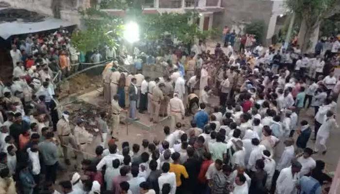 150 വര്ഷം പഴക്കമുള്ള കിണര് വൃത്തിയാക്കാനിറങ്ങി; ഭോപ്പാലില് എട്ടുപേര് വിഷവാതകം ശ്വസിച്ച് മരിച്ചു 150 വര്ഷം പഴക്കമുള്ള കിണര് വൃത്തിയാക്കാനിറങ്ങി; ഭോപ്പാലില് എട്ടുപേര് വിഷവാതകം ശ്വസിച്ച് മരിച്ചു