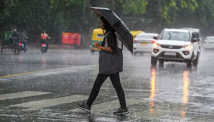 ചക്രവാത ചുഴിയും ന്യൂനമര്‍ദ്ദ പാത്തിയും; സംസ്ഥാത്ത് വേനല്‍മഴ ശക്തമാകും: ഇന്ന് അഞ്ച് ജില്ലകളില്‍ യെല്ലോ അലേര്‍ട്ട്