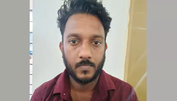 സ്വര്ണം പൂശിയ വളകള് പണയം വച്ച് തട്ടിയത് 1,86,000 രൂപ; വീണ്ടും പണയം വയ്ക്കാന് എത്തിയതോടെ ജീവനക്കാര്ക്ക് സംശയം: പ്രതി അറസ്റ്റില് സ്വര്ണം പൂശിയ വളകള് പണയം വച്ച് തട്ടിയത് 1,86,000 രൂപ; വീണ്ടും പണയം വയ്ക്കാന് എത്തിയതോടെ ജീവനക്കാര്ക്ക് സംശയം: പ്രതി അറസ്റ്റില്