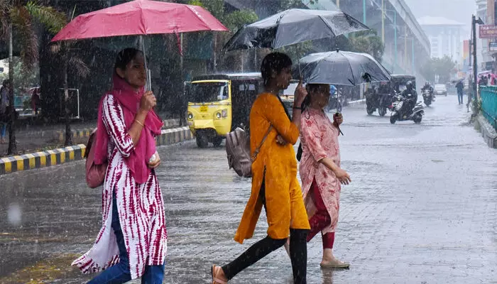 മാനം വീണ്ടും ഇരുളുന്നെ..; അറബിക്കടലിനു മുകളിൽ ചക്രവാതച്ചുഴി; സംസ്ഥാനത്ത് ഇടിമിന്നലോടു കൂടി ശക്തമായ മഴയ്ക്ക് സാധ്യത; 5 ജില്ലകളിൽ യെല്ലോ ജാഗ്രത; മുന്നറിയിപ്പ് നൽകി കാലാവസ്ഥ വകുപ്പ്