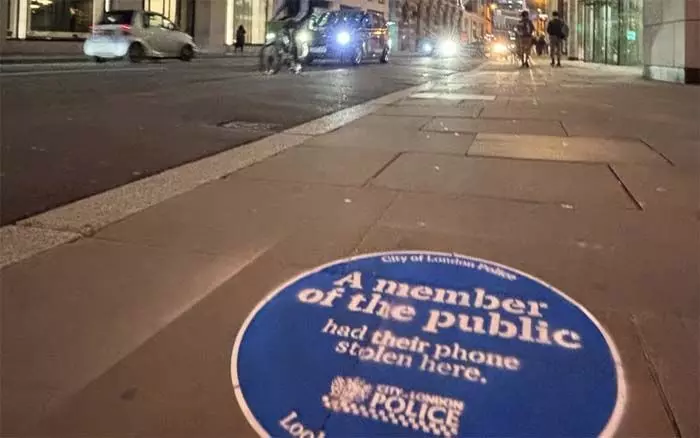 ലണ്ടനില് മൊബൈല് ഫോണ് മോഷണം പെരുകുന്നു; കഴിഞ്ഞ വര്ഷം പിടിച്ചു പറിച്ചുകൊണ്ട് പോയത് 70,000-ത്തിലധികം മൊബൈല് ഫോണുകള് ലണ്ടനില് മൊബൈല് ഫോണ് മോഷണം പെരുകുന്നു; കഴിഞ്ഞ വര്ഷം പിടിച്ചു പറിച്ചുകൊണ്ട് പോയത് 70,000-ത്തിലധികം മൊബൈല് ഫോണുകള്