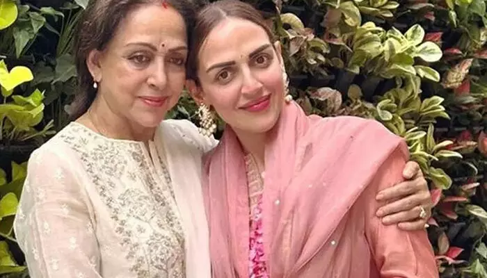 മക്കള് എന്തെങ്കിലും നേടുന്നുണ്ടെങ്കില് അത് കഠിനാധ്വാനത്തിലൂടെയായിരിക്കണം എന്ന് അമ്മയും അപ്പയും പറയുമായിരുന്നു; ആദ്യ സിനിമയ്ക്ക് ശേഷം നേരിട്ട വിമര്ശനങ്ങള് മാനസികമായി ബാധിച്ചു; അമ്മയോട് താരതമ്യം ചെയ്തത് വിഷമിപ്പിച്ചു; ഇഷ ഡിയോള് മക്കള് എന്തെങ്കിലും നേടുന്നുണ്ടെങ്കില് അത് കഠിനാധ്വാനത്തിലൂടെയായിരിക്കണം എന്ന് അമ്മയും അപ്പയും പറയുമായിരുന്നു; ആദ്യ സിനിമയ്ക്ക് ശേഷം നേരിട്ട വിമര്ശനങ്ങള് മാനസികമായി ബാധിച്ചു; അമ്മയോട് താരതമ്യം ചെയ്തത് വിഷമിപ്പിച്ചു; ഇഷ ഡിയോള്