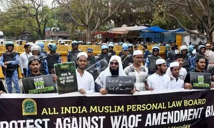 ജനാധിപത്യത്തിന്റെ ഇരുണ്ട അധ്യായം; വഖഫ് ബില്ലിനെതിരെ മുസ്ലിം വ്യക്തിനിയമ ബോര്ഡ് പ്രതിഷേധത്തിന് ജനാധിപത്യത്തിന്റെ ഇരുണ്ട അധ്യായം; വഖഫ് ബില്ലിനെതിരെ മുസ്ലിം വ്യക്തിനിയമ ബോര്ഡ് പ്രതിഷേധത്തിന്