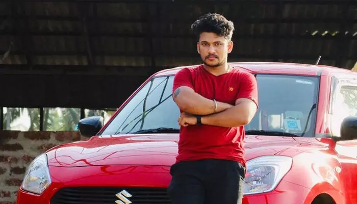 സ്വര്ണം പൊട്ടിക്കല് അടക്കമുള്ള കേസുകളിലെ പ്രതി അര്ജ്ജുന് ആയങ്കി കഴക്കൂട്ടത്ത് കസ്റ്റഡിയില്; പിടികൂടിയത് എസ്എഫ്ഐ മുന് ഏരിയ കമ്മിറ്റി അംഗത്തിന്റെ വീട്ടില് നിന്ന്; ഉത്സവം കാണാന് എത്തിയതെന്ന് അര്ജ്ജുന് ആയങ്കി സ്വര്ണം പൊട്ടിക്കല് അടക്കമുള്ള കേസുകളിലെ പ്രതി അര്ജ്ജുന് ആയങ്കി കഴക്കൂട്ടത്ത് കസ്റ്റഡിയില്; പിടികൂടിയത് എസ്എഫ്ഐ മുന് ഏരിയ കമ്മിറ്റി അംഗത്തിന്റെ വീട്ടില് നിന്ന്; ഉത്സവം കാണാന് എത്തിയതെന്ന് അര്ജ്ജുന് ആയങ്കി