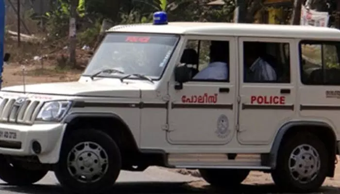 തലശേരി സ്റ്റേഷനില്‍ തോക്ക് നന്നാക്കുന്നതിനിടെ പോലീസുകാരന്റെ കയ്യില്‍ നിന്ന് അബദ്ധത്തില്‍ വെടിപൊട്ടി; വനിതാ ഉദ്യോഗസ്ഥയ്ക്ക് പരിക്ക്