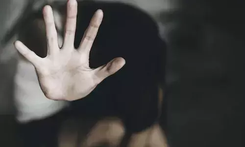 ഇരുപതുകാരന്‍ പീഡിപ്പിച്ച വിവരം പറയുന്നതിനിടെ മുമ്പ് നടന്ന പീഡന വിവരവും വെളിപ്പെടുത്തി പതിനേഴുകാരി; യുവാവും 57കാരനും അറസ്റ്റില്‍