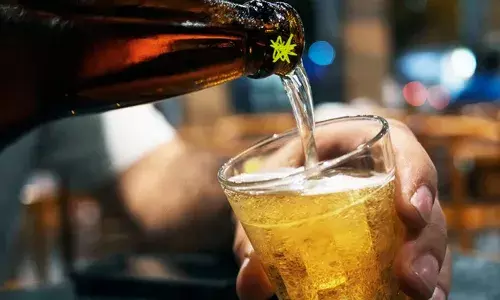 വെള്ളം പോലും ചേര്‍ക്കാതെ മദ്യം കഴിച്ച് 15 വയസ്സുകാര്‍; പിന്നാലെ അവശ നിലയിലായ വിദ്യാര്‍ത്ഥികളെ അശൂപത്രിയിലെത്തിച്ച് പോലിസ്: വാങ്ങി നല്‍കിയ യുവാവ് അറസ്റ്റില്‍