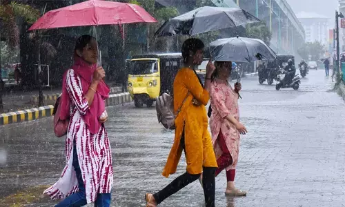 മാനം വീണ്ടും ഇരുളുന്നെ..; അറബിക്കടലിനു മുകളിൽ ചക്രവാതച്ചുഴി; സംസ്ഥാനത്ത് ഇടിമിന്നലോടു കൂടി ശക്തമായ മഴയ്ക്ക് സാധ്യത; 5 ജില്ലകളിൽ യെല്ലോ ജാഗ്രത; മുന്നറിയിപ്പ് നൽകി കാലാവസ്ഥ വകുപ്പ്