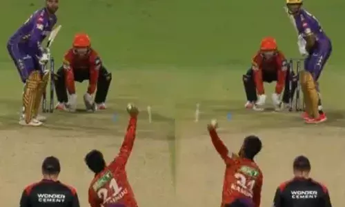 ഇവിടെ ഇടം കൈയും പോകും വലം കൈയും പോകും; പന്തെറിയാന്‍ രണ്ട് കൈകളും ഉപയോഗിച്ച് ഞെട്ടിച്ച് സണ്‍റൈസേഴ്‌സ് താരം കമിന്ദു മെന്‍ഡിസ്; ഒരോവറില്‍ 4-1; പിന്നീട് പന്ത് നല്‍കാതെ ക്യാപ്റ്റന്‍