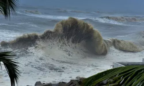 ക​ള്ള​ക്ക​ട​ൽ മു​ന്ന​റി​യി​പ്പ്; ഉ​യ​ർ​ന്ന തി​ര​മാ​ലയ്ക്കും സാധ്യത; ക​ന്യാ​കു​മാ​രി തീ​ര​ത്ത് ജാ​ഗ്ര​ത നിർദ്ദേശം; മ​ത്സ്യ​ത്തൊ​ഴി​ലാ​ളി​ക​ൾ​ക്കും അലർട്ട് നൽകി അധികൃതർ