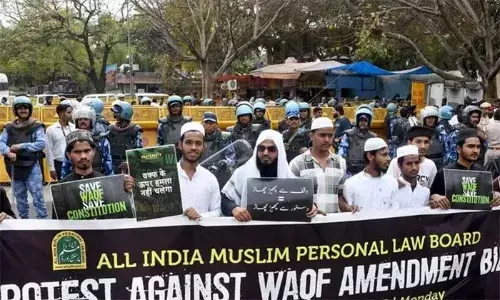 ജനാധിപത്യത്തിന്റെ ഇരുണ്ട അധ്യായം; വഖഫ് ബില്ലിനെതിരെ മുസ്ലിം വ്യക്തിനിയമ ബോര്‍ഡ് പ്രതിഷേധത്തിന്