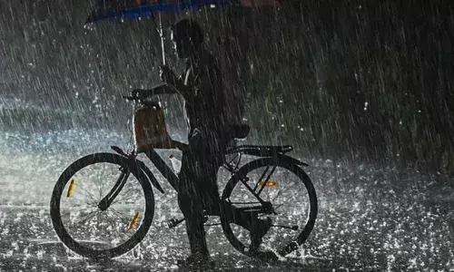 ചക്രവാതച്ചുഴി: സംസ്ഥാനത്ത് നാളെ വരെ ശക്തമായ മഴയ്ക്കും കാറ്റിനും സാധ്യത; ഇന്ന് നാലു ജി്ല്ലകളില്‍ യെല്ലോ അലേര്‍ട്ട്