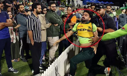 ന്യൂസിലന്‍ഡിനോട് പരമ്പര തോല്‍വി; ഡഗ് ഔട്ടിലേക്ക് മടങ്ങിയ താരങ്ങളെ കളിയാക്കി; ഡഗ് ഔട്ട് ചാടിക്കടന്ന് ആരാധകര്‍ക്ക് നേരെ പാഞ്ഞടുത്ത് പാക്കിസ്ഥാന്‍ താരം; കയ്യേറ്റത്തിന് ശ്രമം; പിടിച്ച് മാറ്റി സഹതാരങ്ങളും സുരക്ഷാ ഉദ്യോഗസ്ഥരും