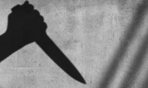 കുടുംബ വഴക്കിനെ തുടര്‍ന്ന് പിതാവ് മകനെ കുത്തിപ്പരിക്കേല്‍പ്പിച്ചു; സംഭവം കോഴിക്കോട്; പിതാവ് പോലീസ് കസ്റ്റഡിയില്‍