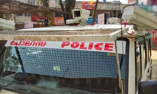 പോലീസ് ക്യാന്റീനില്‍ ഭക്ഷണം കഴിച്ചുകൊണ്ടിരിക്കെ അസഭ്യം പറഞ്ഞു; ചോദ്യം ചെയ്തതിനെ തുടര്‍ന്ന് വാക്കുതര്‍ക്കം; പിന്നാലെ കല്ലുകൊണ്ട് തലയ്ക്കടിച്ച് പരിക്കേല്‍പ്പിച്ചു; പിടികൂടിയ പ്രതിയെ ചോദ്യം ചെയ്യുന്നു