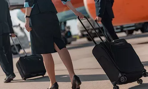 വിമാനത്തില്‍ വച്ച് കുട്ടിയുടെ സ്വര്‍ണമാല നഷ്ടമായി; എയര്‍ഹോസ്റ്റേഴ്‌സിനെതിരെ ആരോപണവുമായി മാതാപിതാക്കള്‍; നഷ്ടമായത് 20ഗ്രാം തൂക്കമുള്ള മാല; പോലീസ് കേസെടുത്ത് അന്വേഷണം ആരംഭിച്ചു