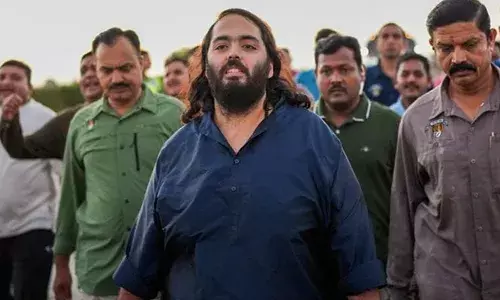 ജാംനഗറില്‍ നിന്ന് 170 കിലോമീറ്റര്‍ നടന്ന് ദ്വാരകാധീശനെ കാണാന്‍ അനന്ത് അംബാനി; ദിവസവും താണ്ടുന്നത് 20 കിലോമീറ്റര്‍ വീതം; വഴയില്‍ സ്വീകരണം നല്‍കി ഒട്ടേറെപേര്‍; ഈ വേറിട്ട യാത്ര തന്റെ 30-ാം ജന്മദിനത്തോടനുബന്ധിച്ച്‌