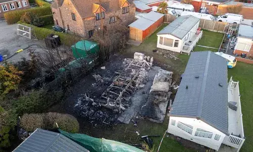 യുകെയില്‍ കാരവാന് തീപിടിച്ച് രണ്ട് മരണം; അപകടം ലിങ്കണ്‍ഷയറിലെ ഹോളിഡേ പാര്‍ക്കില്‍