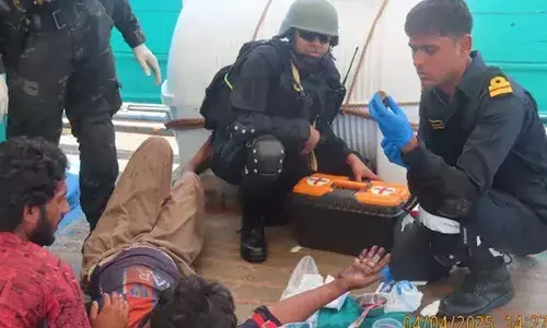 പരിക്കേറ്റ പാക്കിസ്ഥാന്‍ പൗരന് വൈദ്യസഹായം നല്‍കി ഇന്ത്യന്‍ നാവികസേന