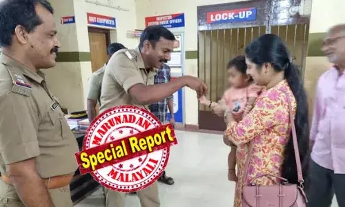 കുഞ്ഞുവാവ അറിഞ്ഞില്ല കൈയില്‍ കിടന്ന സ്വര്‍ണ ചെയിന്‍ വീണു പോയത്; രണ്ടു ദിവസത്തിന് ശേഷം പോലീസ് മാമന്‍ തിരികെ അണിയിച്ചപ്പോള്‍ പുഞ്ചിരി സമ്മാനം; സുഗതന്റെ നന്മയില്‍ തിരിച്ചു കിട്ടിയത് നഷ്ടപ്പെട്ടെന്ന് കരുതിയ സ്വര്‍ണം