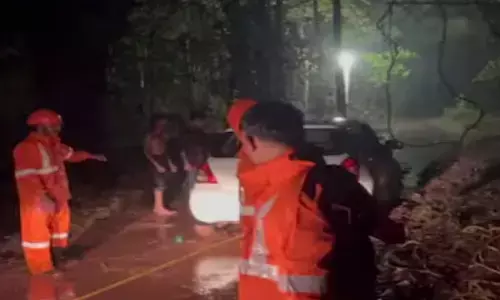 ഗൂ​ഗിൾ മാപ്പ് നോക്കി യാത്ര; കാടും മലയും താണ്ടി ഉല്ലാസം; ശക്തമായ മഴയിൽ കാർ കേടായി; പാതിരാത്രിയിൽ യുവാക്കൾ വനത്തിൽ കുടുങ്ങിയത് മണിക്കൂറുകളോളം; ഒടുവിൽ നടന്നത്!