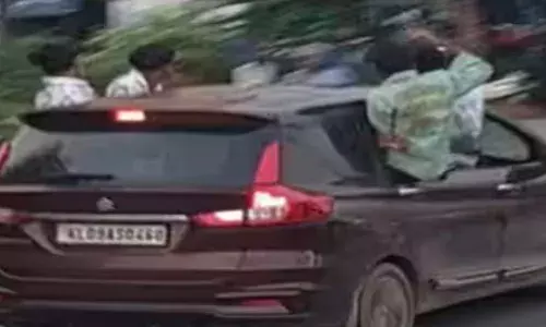 ഒരേ പൊളി തന്നെ..; കാറിലെ നാല് വശത്തെ ഡോറിലും തൂങ്ങി കിടന്ന് പയ്യന്മാർ; ആർപ്പുവിളിച്ചും കൂകിവിളിച്ചും സാഹസിക യാത്ര; ദൃശ്യങ്ങൾ വൈറൽ; വല വിരിച്ച് എംവിഡി